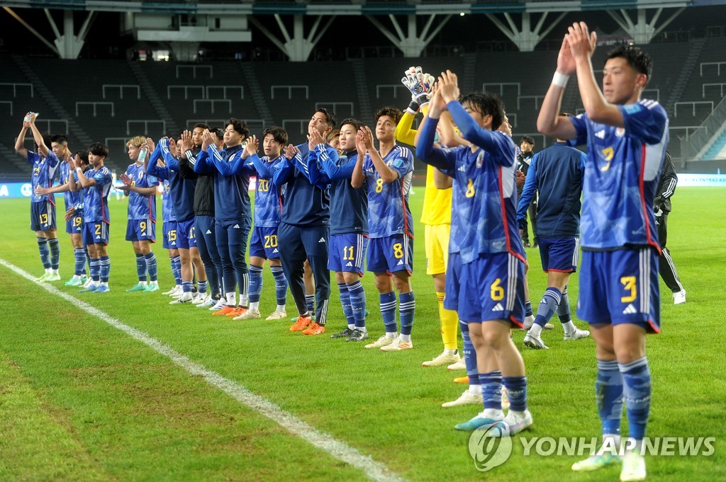승리를 따낸 뒤 팬들에게 박수를 보내는 일본 대표팀 선수들