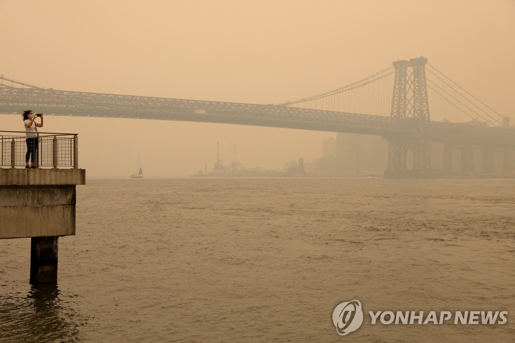 연기로 뿌옇게 뒤덮인 뉴욕 맨해튼 일대