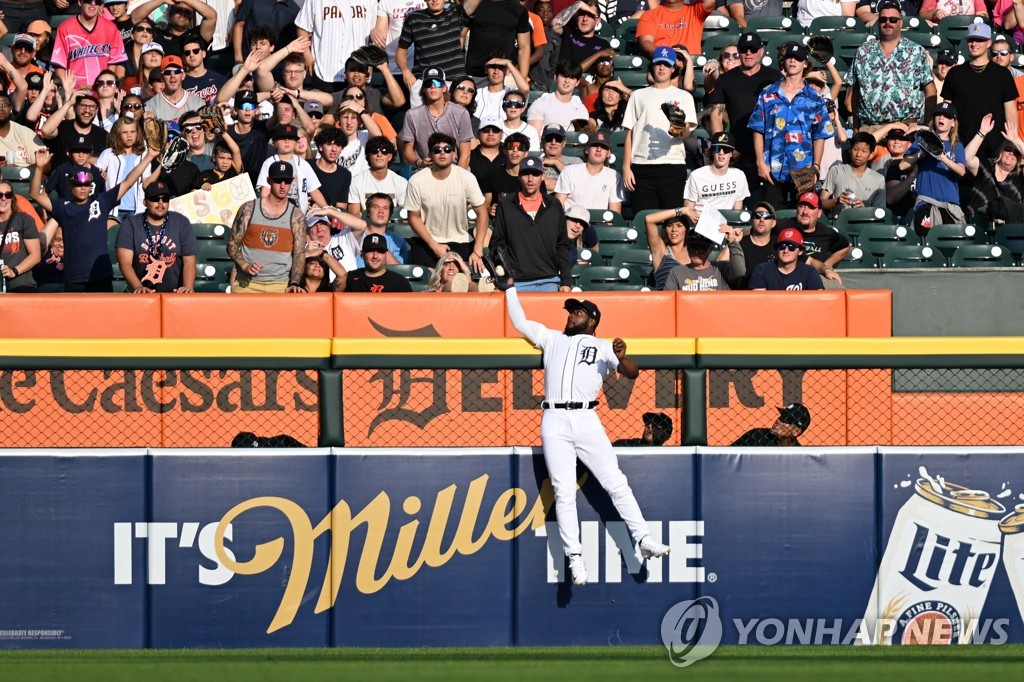 김하성의 홈런성 타구를 글러브로 걷어낸 디트로이트 좌익수 아킬 바두