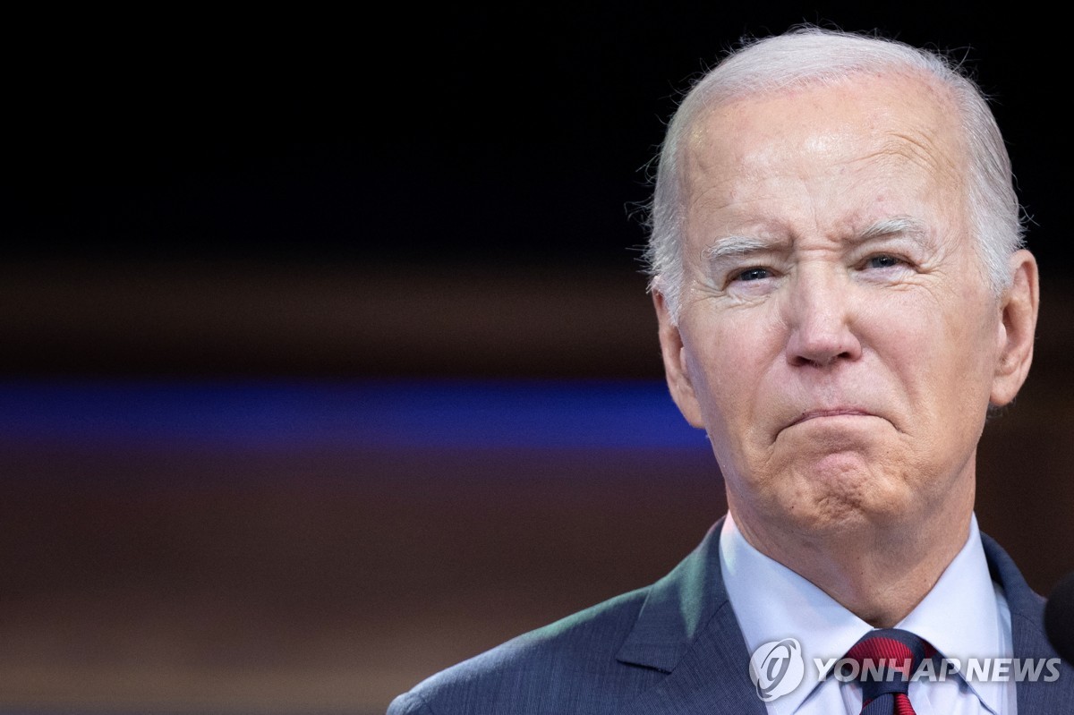 El presidente Joe Biden pronuncia comentarios sobre los esfuerzos para abordar el cambio climático en la Casa Blanca en Washington el 14 de noviembre de 2023 en esta fotografía publicada por Reuters.  (Yonhap)