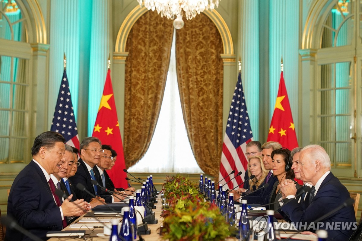 El presidente estadounidense Joe Biden (derecha) y el presidente chino Xi Jinping (izq.) celebran una reunión bilateral en la finca Filoli en Woodside, California, el 15 de noviembre de 2023, en esta fotografía publicada por Reuters.  (Yonhap)