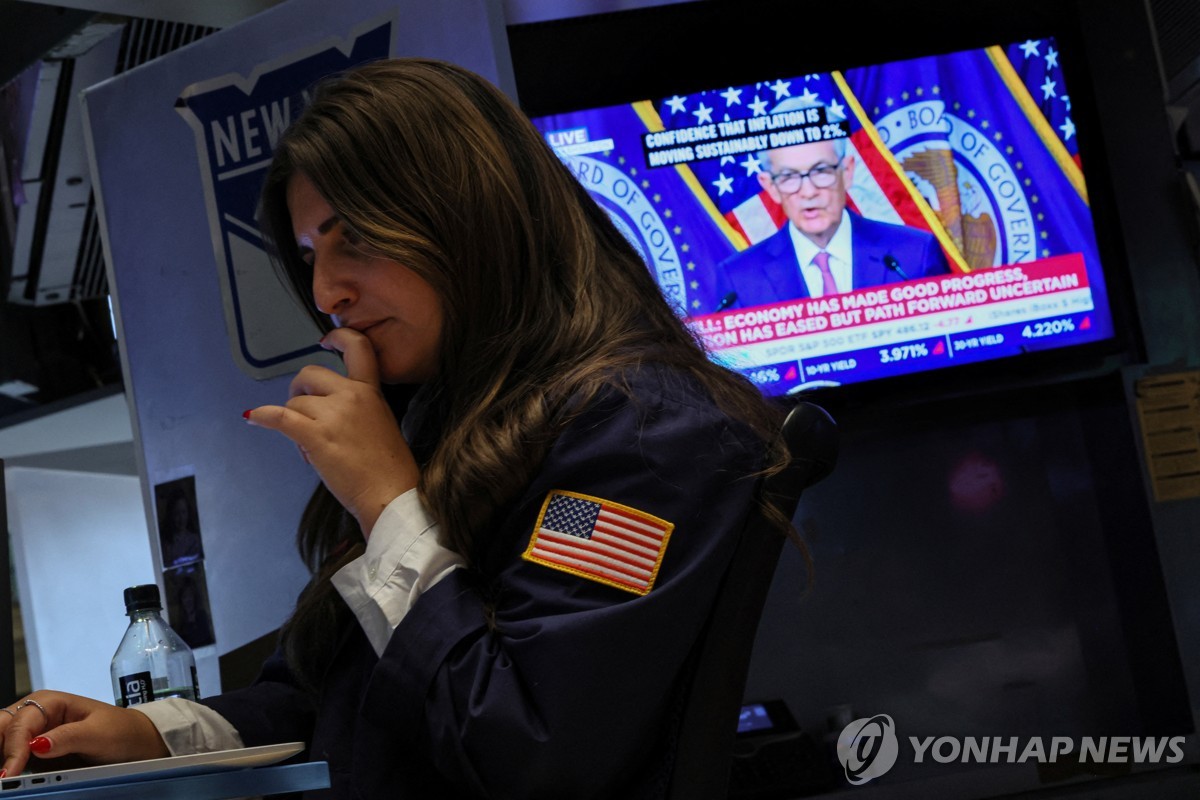 뉴욕증권거래소(NYSE) 입회장의 모니터에 제롬 파월 연준 의장의 기자회견이 나오는 모습