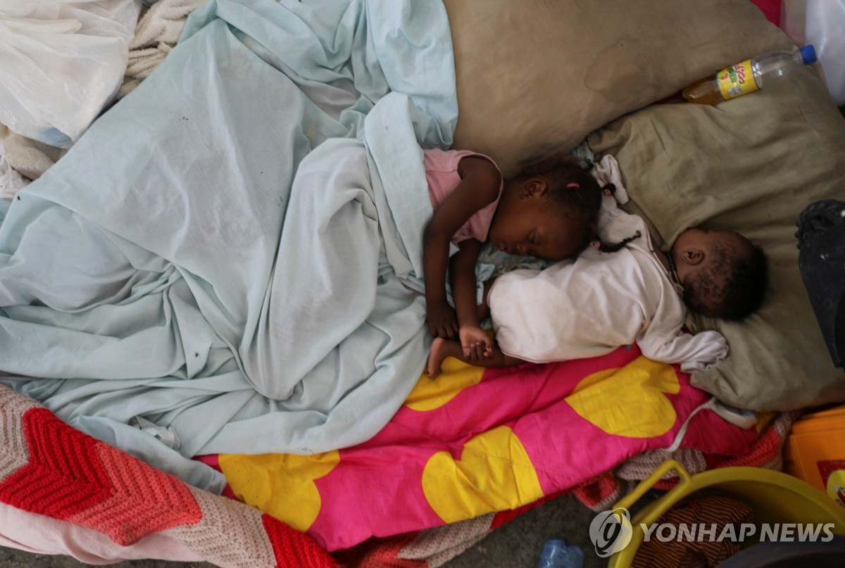 지난 8일(현지시간) 아이티 한 학교에 마련된 임시 피난소에서 잠을 자는 어린이들