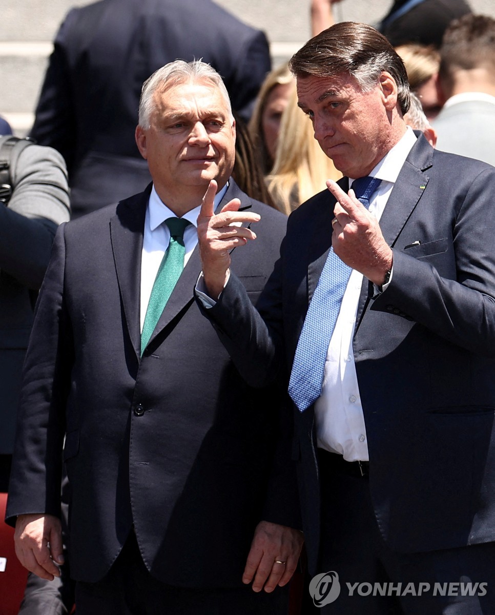지난해 12월 10일 아르헨티나 대통령 취임식에서 만난 보우소나루(오른쪽)와 오르반