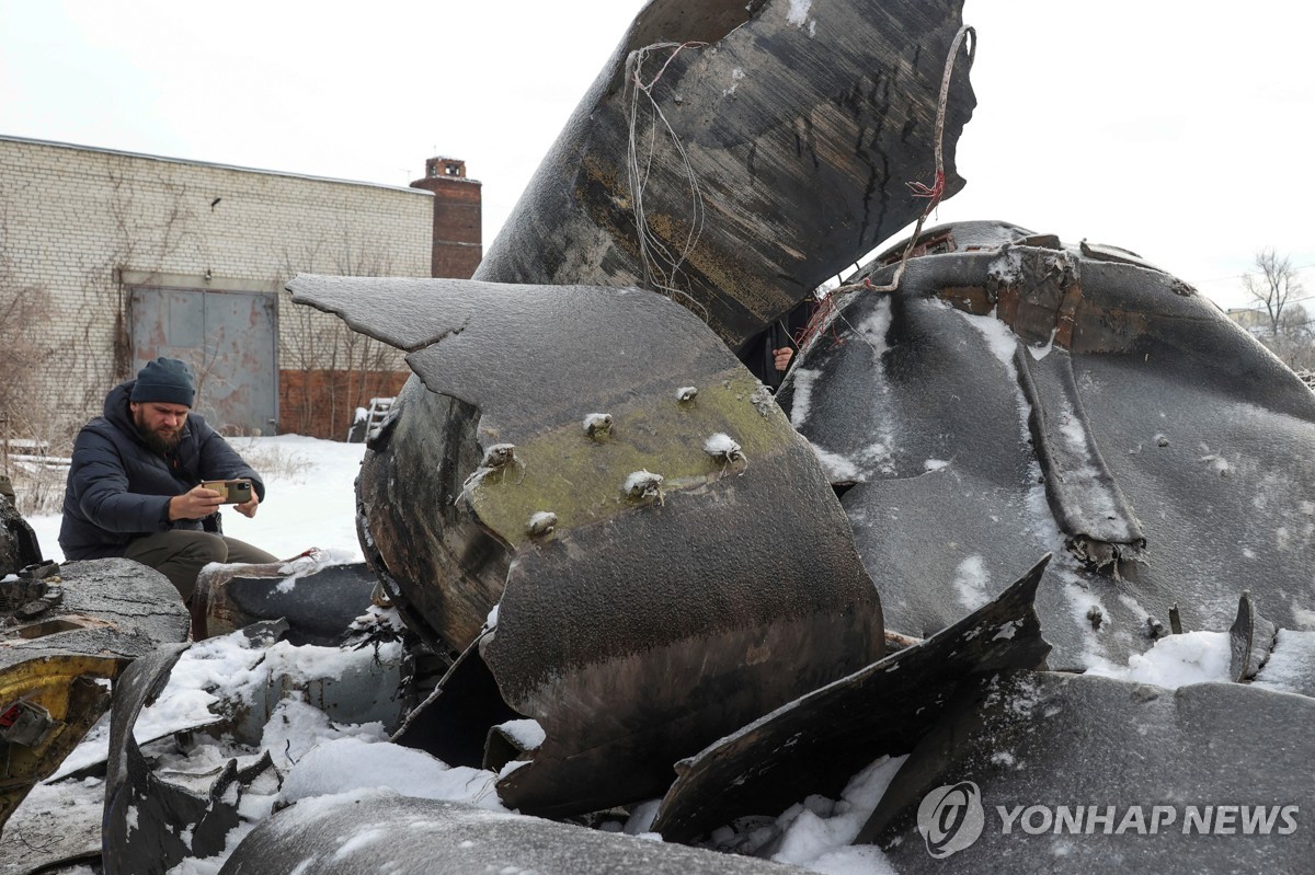 지난 1월 우크라이나 하르키우 지역에서 당국자가 러시아가 쏜 북한산 미사일을 살펴보고 있다. / 로이터=연합뉴스 자료사진.