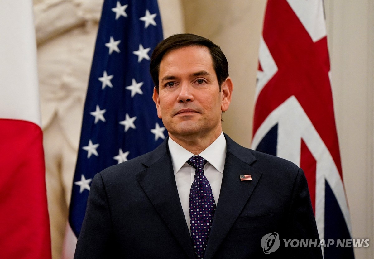 El Secretario de Estado de los Estados Unidos, Marco Rubio, observa mientras se reúne con el Ministro de Asuntos Exteriores de la India, Subrahmanyam Jaishankar, el ministro de Relaciones Exteriores de Australia, Penny Wong, y el ministro de Relaciones Exteriores japoneses Takeshi Iwaya en el Departamento de Estado de Washington el 21 de enero de 2025, en esta foto de archivo publicada por Reuters por Reuters. . (Yonhap)