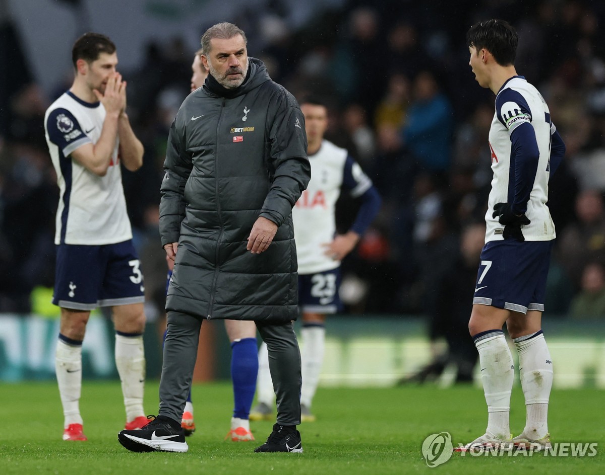 굳은 표정을 짓는 토트넘의 안지 포스테코글루 감독