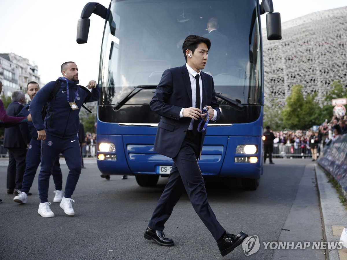 양복 차림으로 경기장 들어서는 이강인