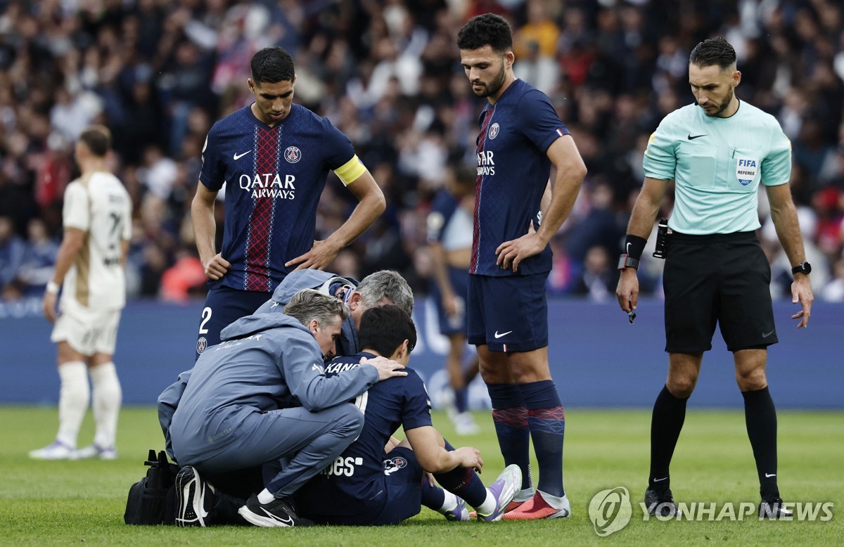 그라운드에 주저앉은 PSG의 이강인