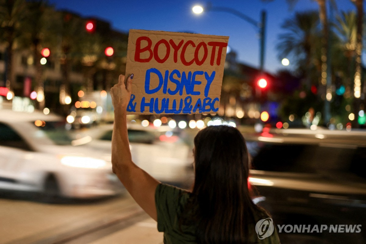'언론 자유' 논란 증폭에 디즈니 백기…키멀 쇼 재개