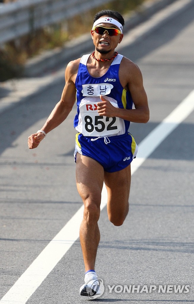 지난 2009년 10월 제90회 전국체전 남자일반부 마라톤에서 은퇴 레이스를 뛰었던 국민마라토너 이봉주(자료사진)