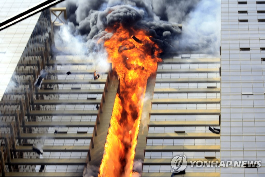초고층 건물 화재..치솟는 불길 [연합뉴스 자료 사진]