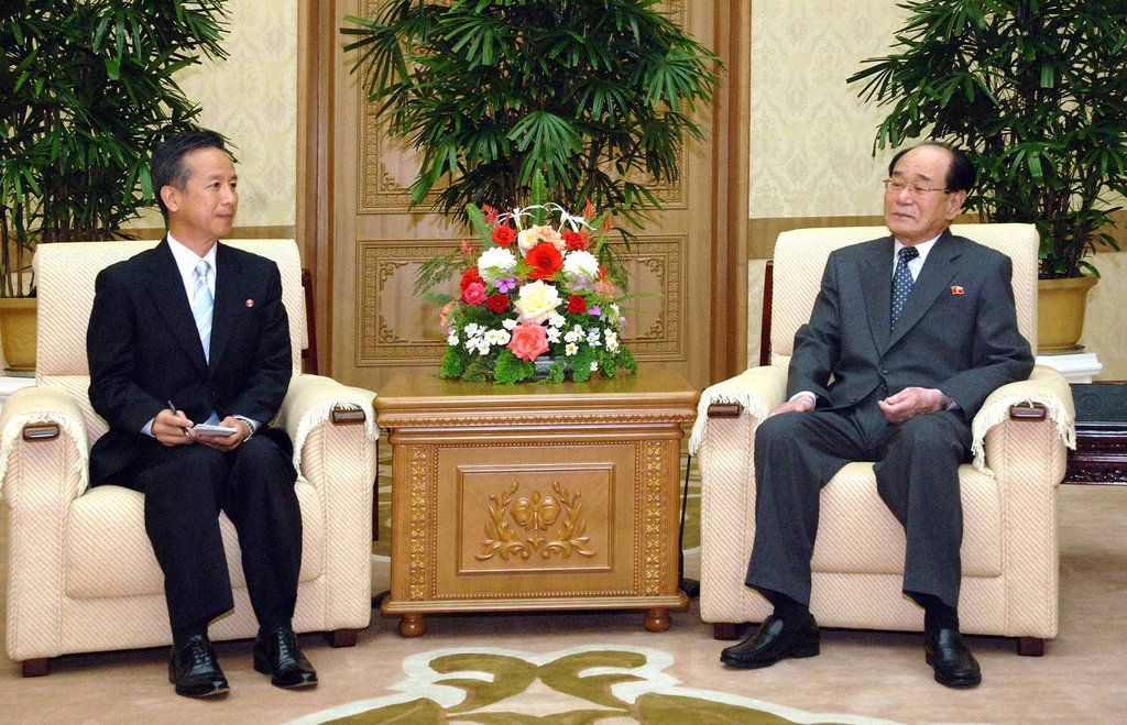 지난 2011년 평양 만수대의사당에서 공화국창건 63주년 제일본조선인축하단 단장으로 방북한 고덕우 前 총련중앙 상임위원회 부의장(왼쪽)의 모습. (연합뉴스 자료사진)