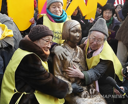 ２０１１年１２月１４日、在韓日本大使館前に設置された少女像＝（聯合ニュース）