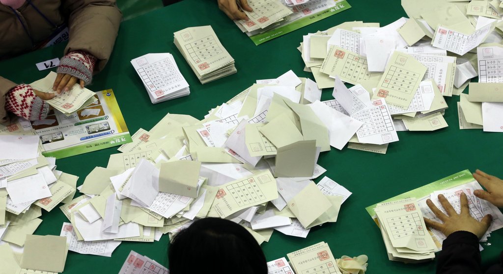 제18대 대통령 선거를 마친 19일 밤 서울의 한 고등학교에 마련된 개표소에서 관계자들이 개표작업을 하고 있다. (자료사진)