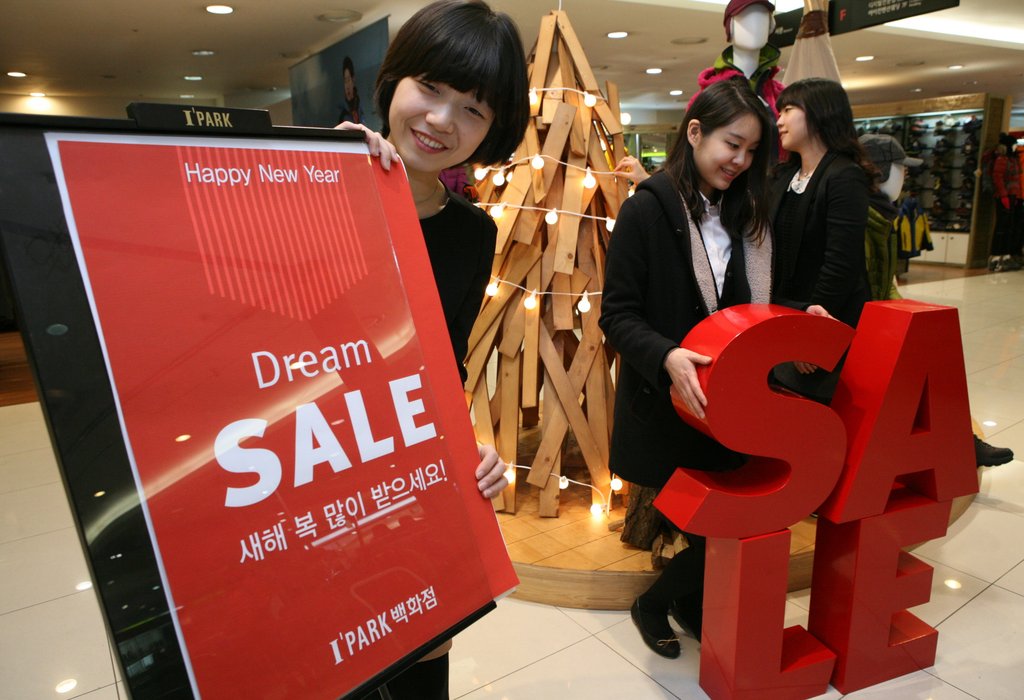 서울 한 백화점에서 직원들이 정기세일을 알리는 판촉물을 설치하고 있다.(자료사진)