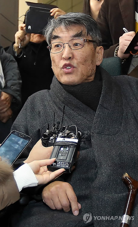 (LEAD) Poet and democracy activist Kim Ji-ha dies at 81