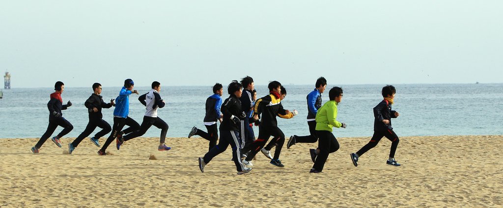 속초해변 달리는 전지훈련 선수들