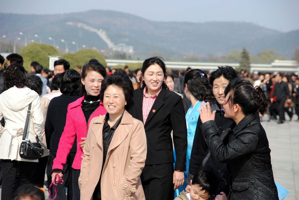 평양시 금수산태양궁전광장을 방문한 북한 시민들 [조선신보=연합뉴스 자료사진]