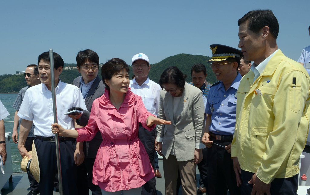 박근혜 대통령이 경남 통영시 저림리 앞바다의 적조 피해 현장을 방문, 배 위에서 피해 보고 등을 설명듣고 있다. <<연합뉴스DB>>