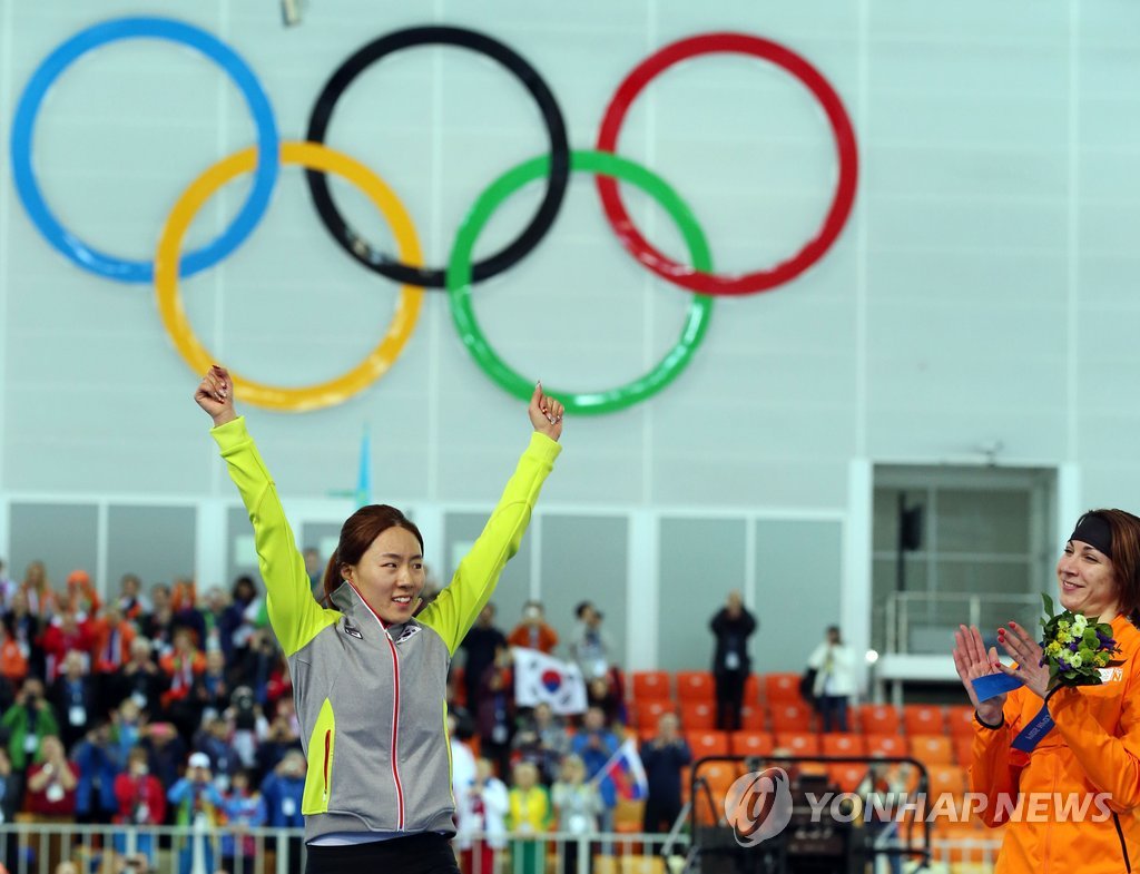 두 손 높이 든 올림픽 챔피언 이상화