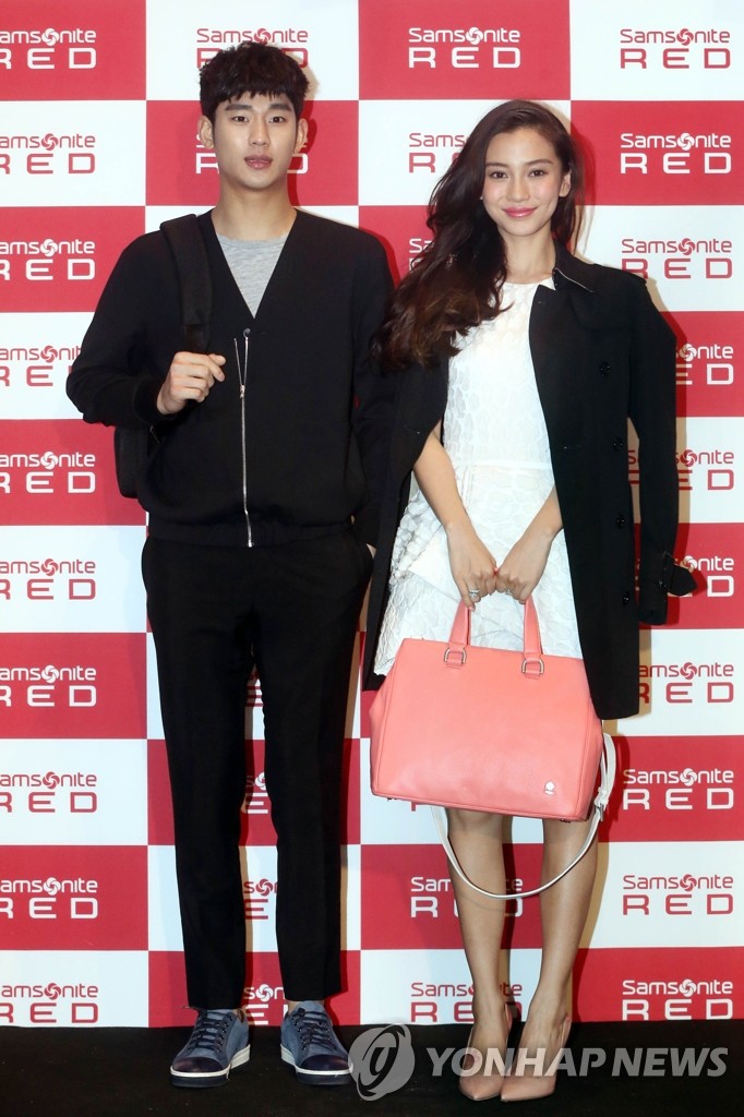Kim Soo-hyun with Samsonite luggage | Yonhap News Agency