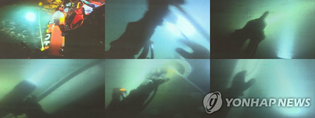 Паром на дне фото Divers comb sunken ferry after recovering 13 bodies from inside Yonhap News Agen