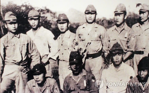 일제 강점기에 일본이 동원한 포로 감시원 이학래 씨(왼쪽 첫번째)