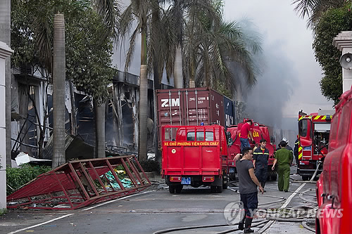 지난 5월14일 (현지시간) 베트남 남부 빈즈엉 성 중국업체에서 발생한 반중 시위가 확산, 인근 대만 자전거 제조업체에서 방화로 보이는 화재가 발생한 모습.(AP=연합뉴스 DB)