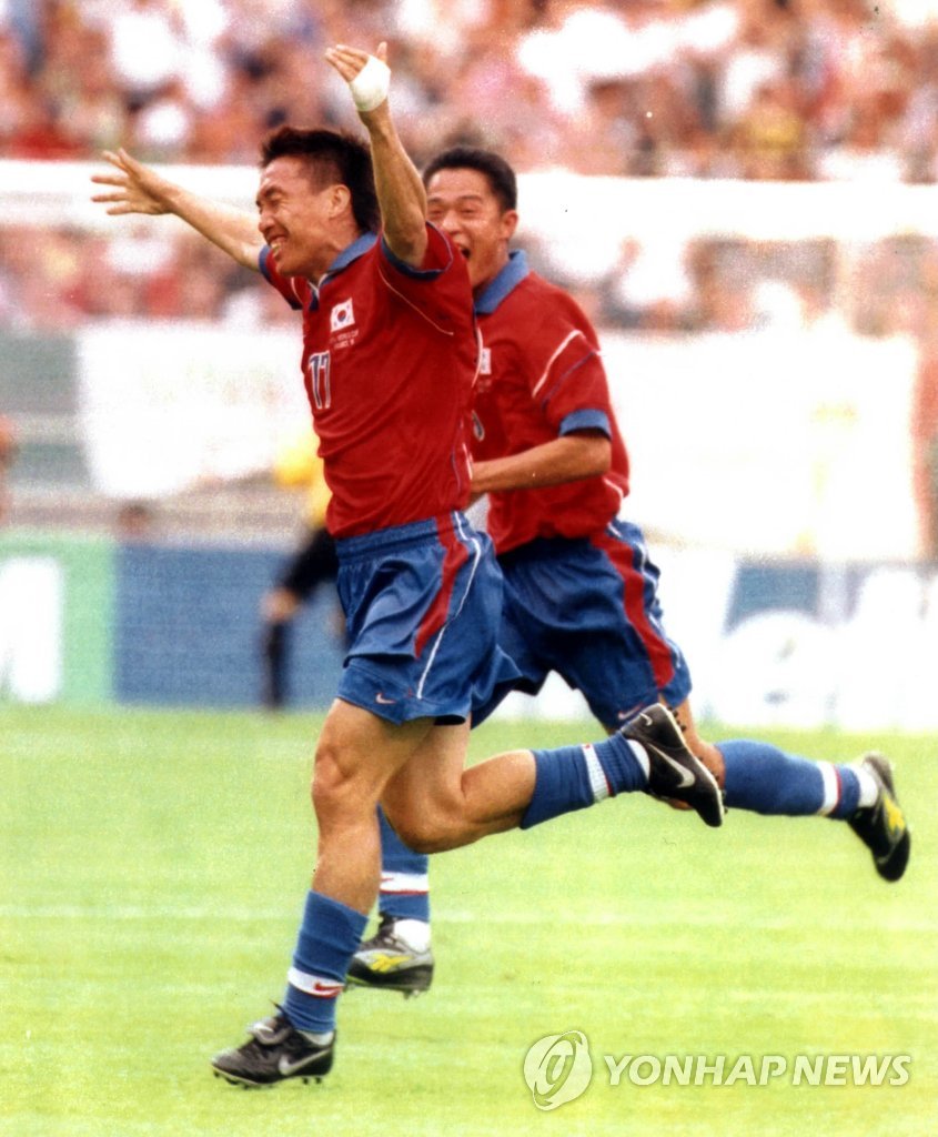 1998년 월드컵 멕시코전 선제골을 넣고 기뻐하는 하석주