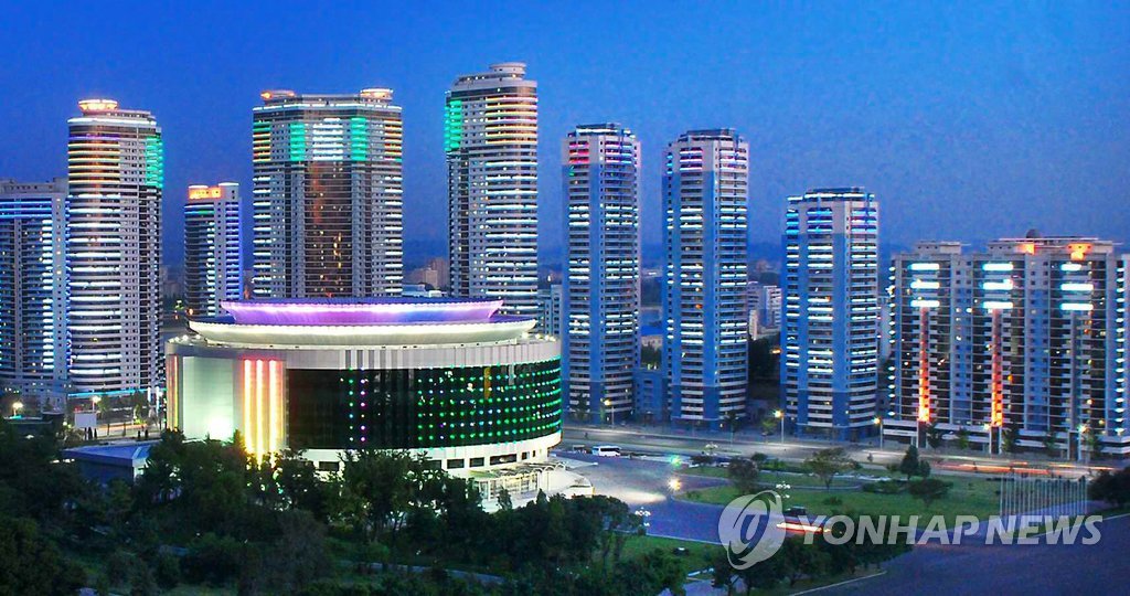 불야성 이룬 북한판 '뉴타운' 평양 창전거리