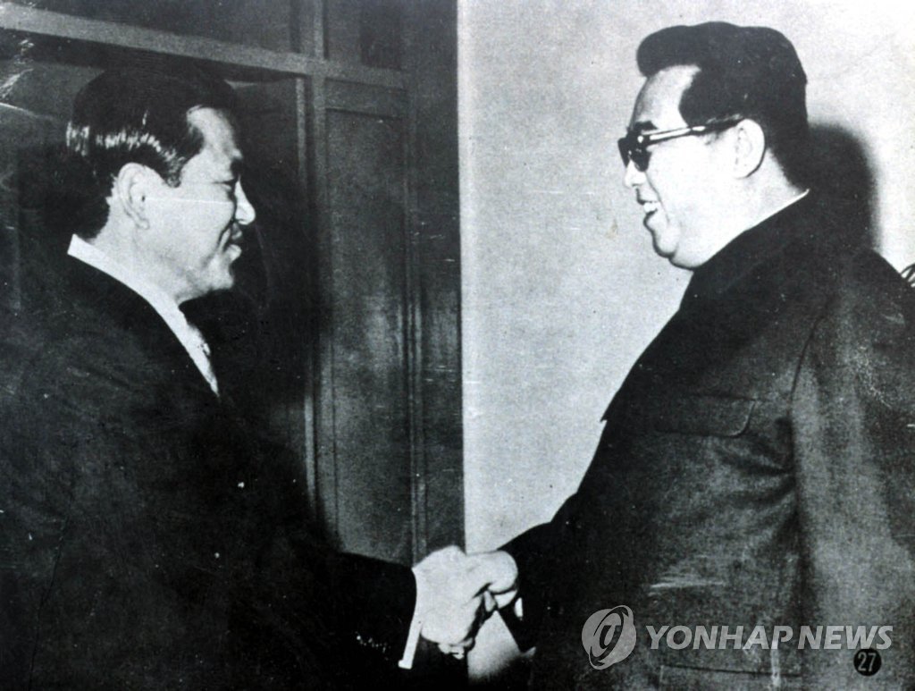 En esta foto de archivo fechada el 3 de noviembre de 1972, Lee Hu-rak (izquierda), entonces jefe de la agencia de inteligencia estatal de Corea del Sur, le da la mano al líder norcoreano Kim Il-sung en Pyongyang.  (Yonhap)