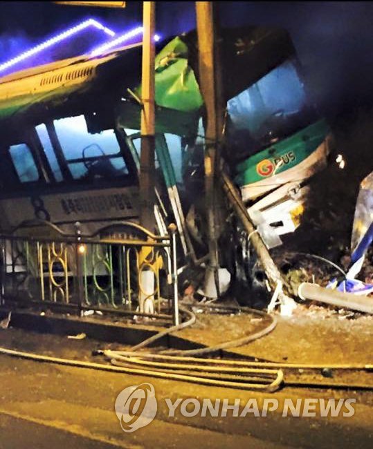 양주서 버스가 전봇대 들이받아 승객 다쳐 | 연합뉴스
