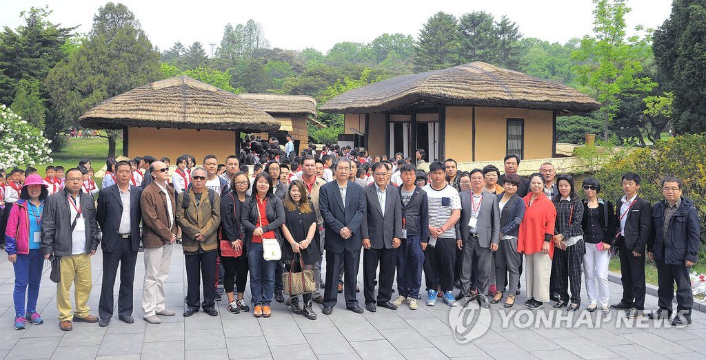 만경대 방문한 국제상품전람회 참가자 | 연합뉴스