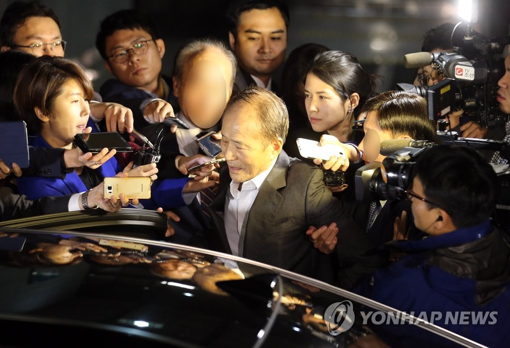 새벽 귀가하는 이상득 전 의원 | 연합뉴스