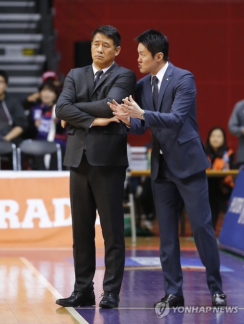 추일승 감독(왼쪽)과 김병철 코치