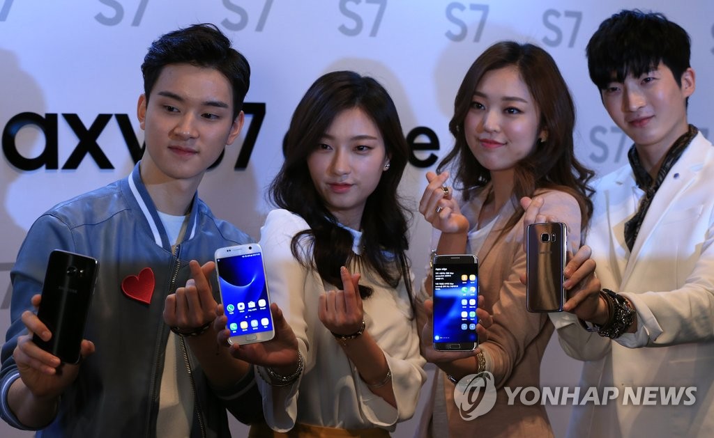 Mwc Le Galaxy S Edge Lu Meilleur Smartphone De Lann E Agence De Presse Yonhap