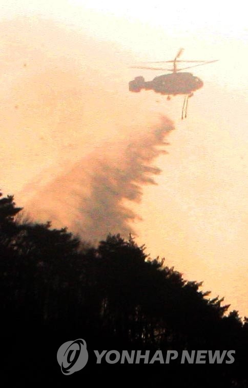 산불 진화하는 산림청 헬기