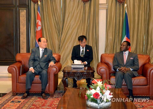 Kim Yong-nam (L), North Korea's then-ceremonial head of state and chief of the country's rubber-stamp parliament, talks with Equatorial Guinea's President Teodoro Obiang Nguema during their meeting in Malabo on May 21, 2016, in this file photo released by the North's official Korean Central News Agency. (For Use Only in the Republic of Korea. No Redistribution) (Yonhap)