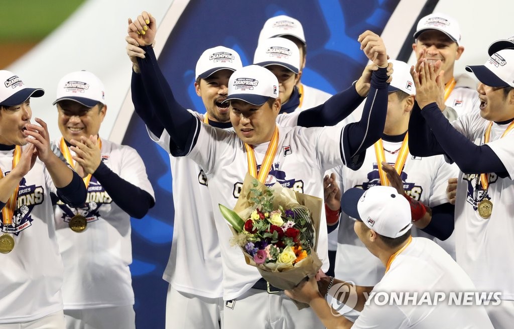 2016년 두산에서 한국시리즈 MVP에 오른 양의지(가운데)