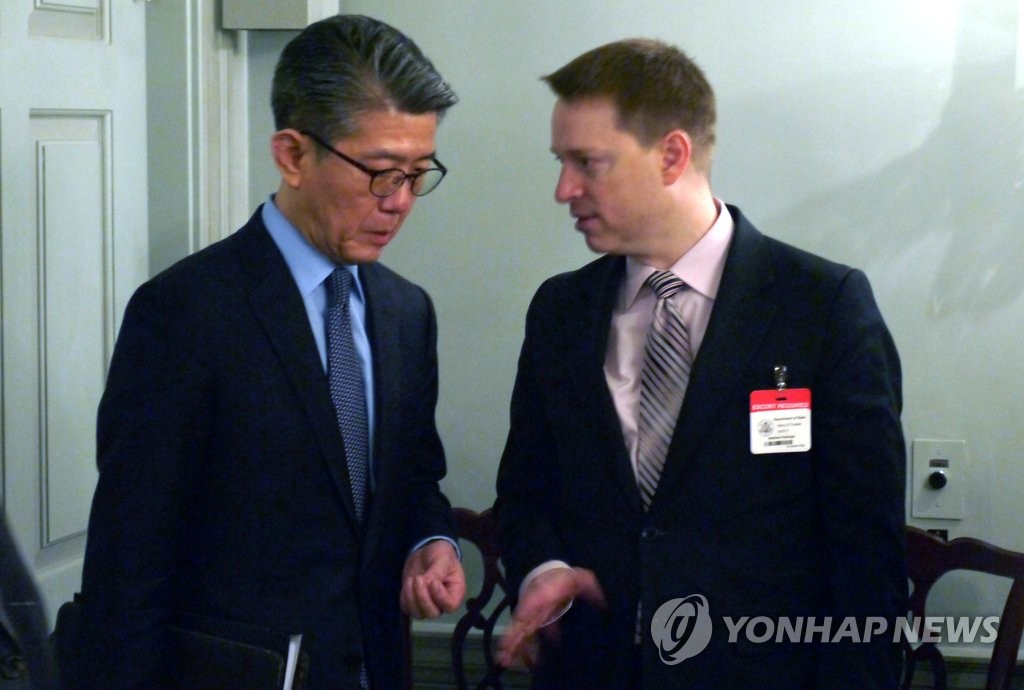 김홍균 한반도본부장과 대화하는 매튜 포틴저(오른쪽) 美NSC 아시아담당 선임보좌관