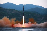 한국은 "중거리", 미국은 "장거리"…北미사일 평가 왜 다른가