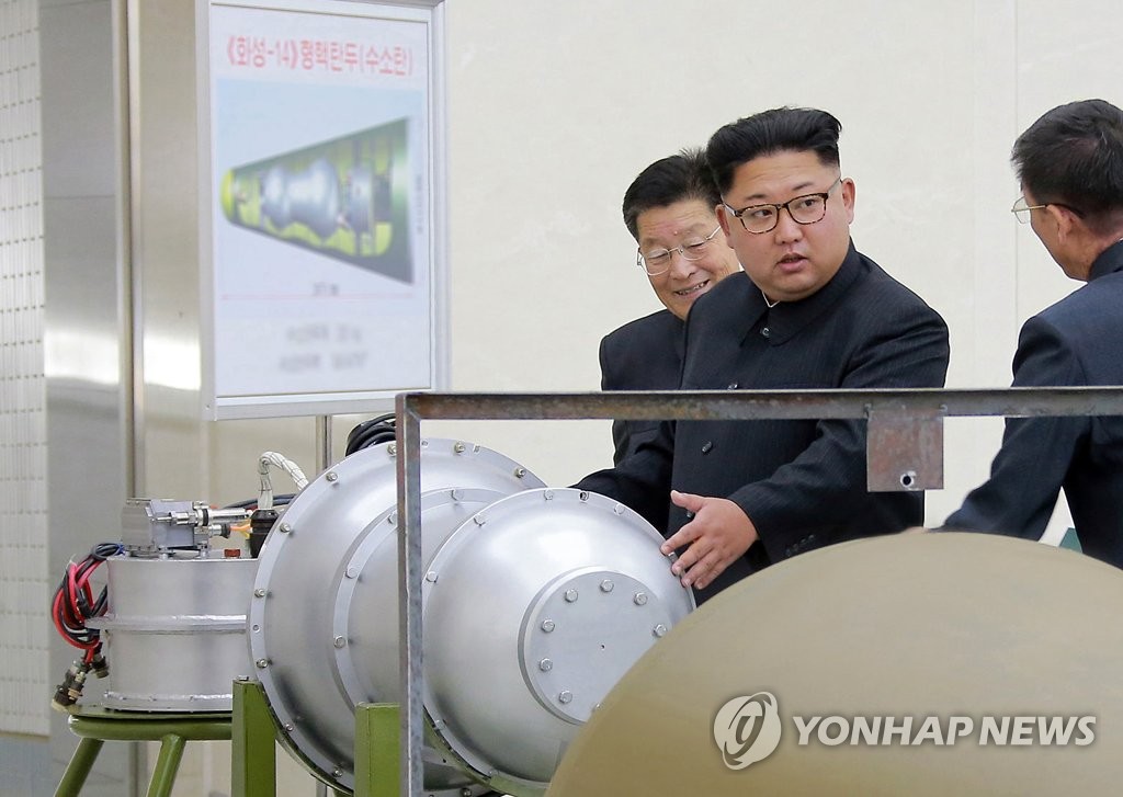 북한이 6차 핵실험 직전 공개한 '수소탄' 핵탄두