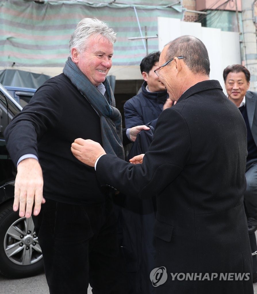 O ex-técnico Hiddink cumprimenta o técnico da seleção nacional de futebol do Vietnã, Park Hang Seo, durante sua visita à Coreia em fevereiro de 2018