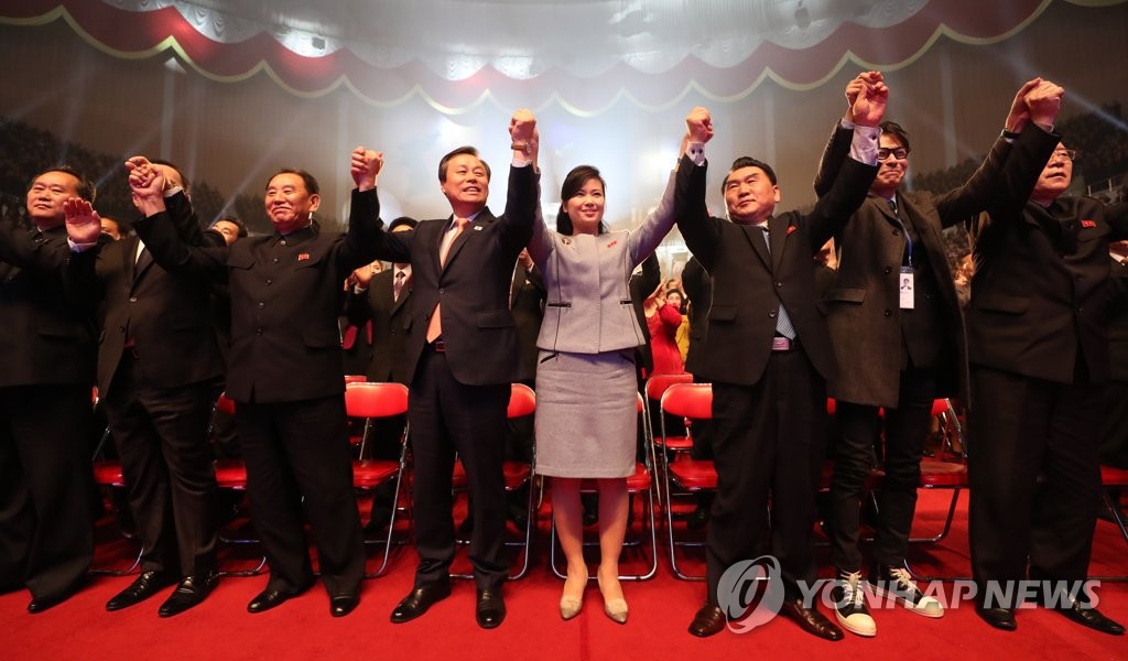 ３日の公演では北朝鮮の金英哲（キム・ヨンチョル）党副委員長（左から３人目）、韓国の都鍾煥（ト・ジョンファン）文化体育観光部長官（同４人目）、北朝鮮・三池淵管弦楽団の玄松月（ヒョン・ソンウォル）団長（同５人目）らが客席で手を取り合って北朝鮮の歌「また会いましょう」を歌った＝（聯合ニュース）