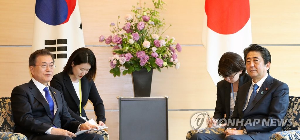 ５月に首脳会談を行った際の文大統領（左）と安倍首相（資料写真）＝（聯合ニュース）
