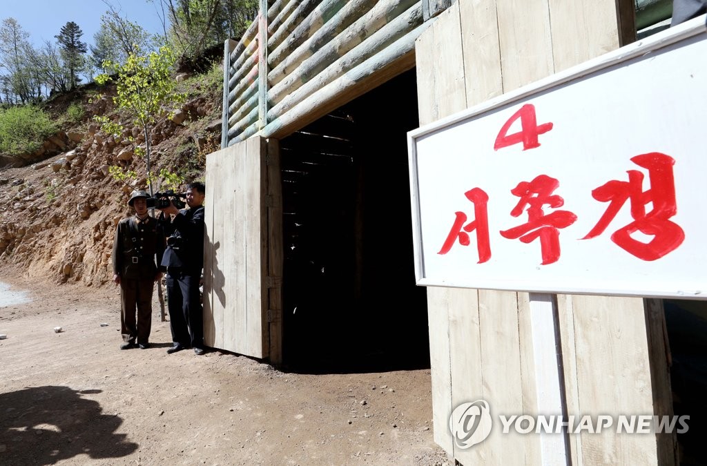 北朝鮮軍人が入り口に立つ４番坑道（写真共同取材団）＝（聯合ニュース）