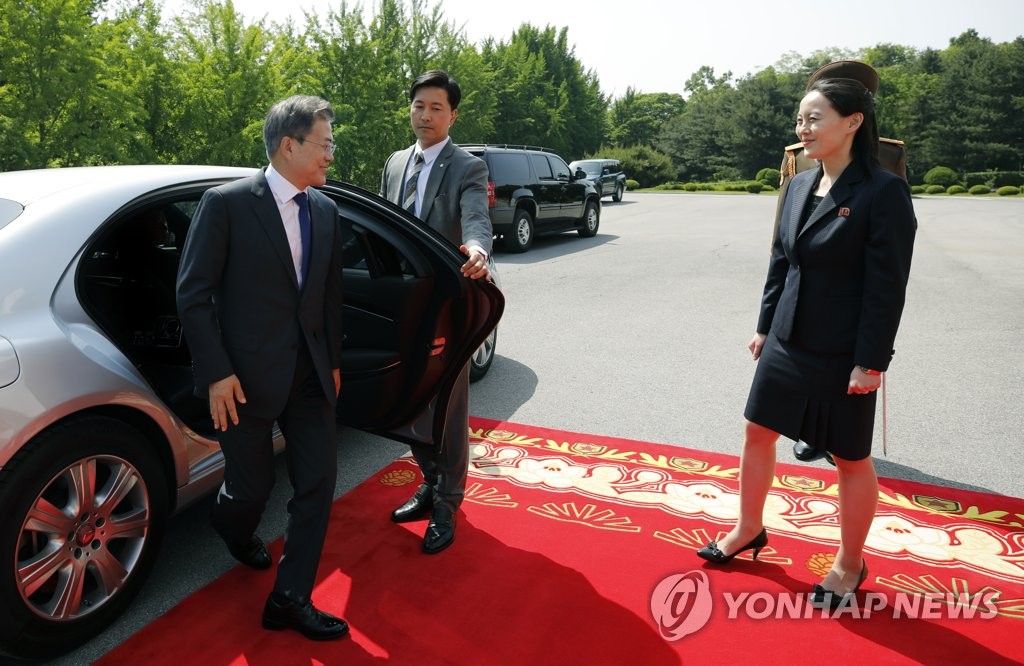 South Korea President Moon Jae-in (L) is greeted by Kim Yo-jong, the sister of North Korean leader Kim Jong-un, on the northern side of the truce village of Panmunjom on May 26, 2018, ahead of the second inter-Korean summit in a month, in this photo provided by Moon's office the next day. (Yonhap)