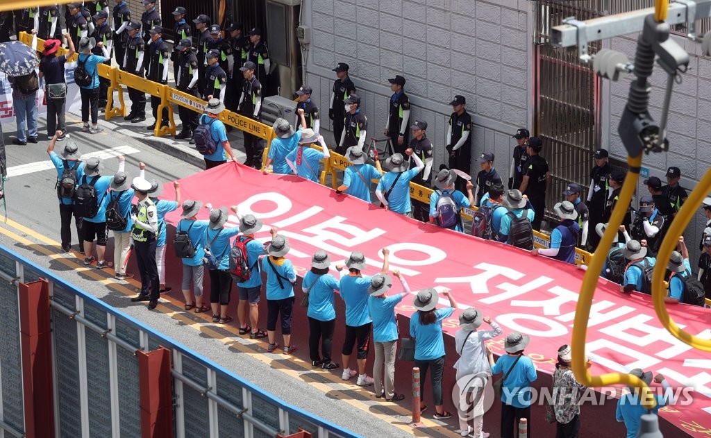 韓国・釜山の日本総領事館付近で集会　徴用工像の設置訴え　