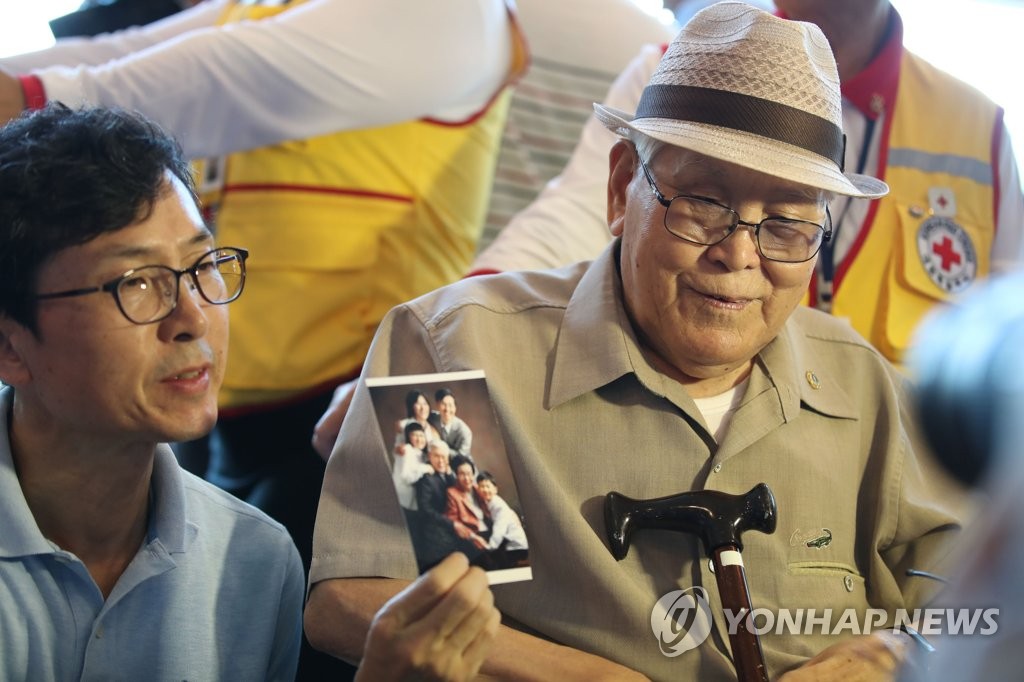 北朝鮮に暮らす親族に会う予定の韓国側出席者（右）。再会時に見せる家族写真も準備した（ニュース通信取材団）＝１９日、束草（聯合ニュース）